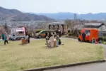 公園内に乗り入れたキッチンカー = 2024年4月7日 月岡公園