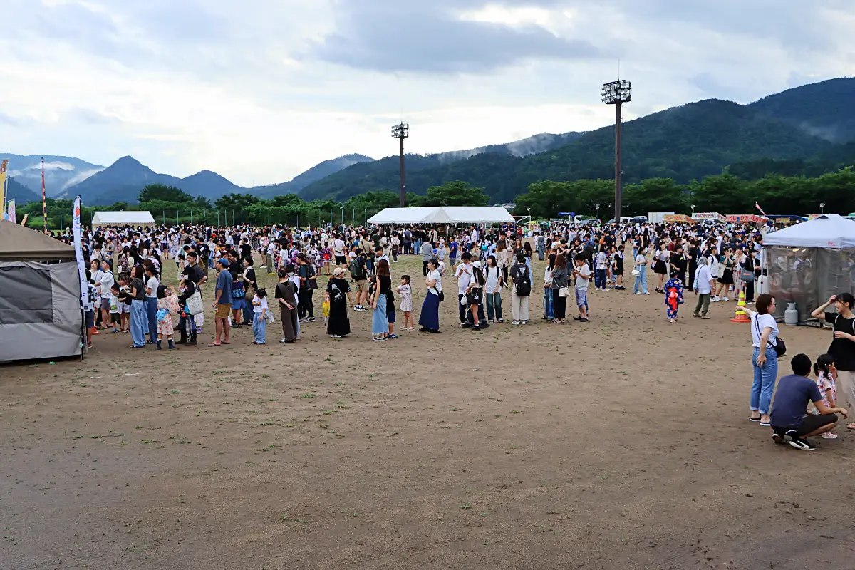 写真中央奥の白テントが立ち食いスペース、左奥の白テントが縁日ブース = 2024年7月27日 三友エンジニア体育文化センター