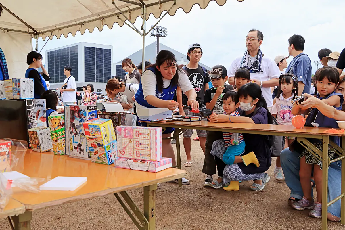 昨年も大人気だった縁日ブースで楽しむ親子 = 2024年7月27日 三友エンジニア体育文化センター