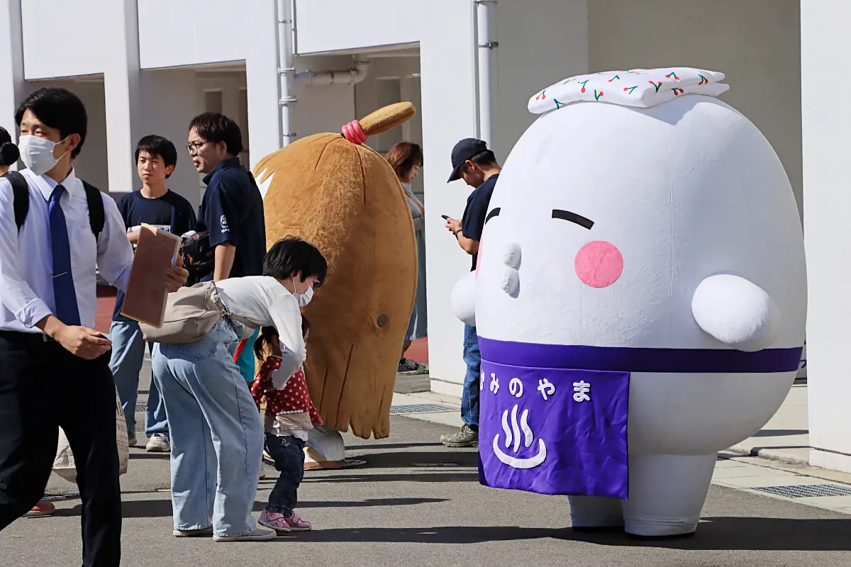 かみのやま湯たろうと奥にカセ坊 = 市民公園 2024年10月13日