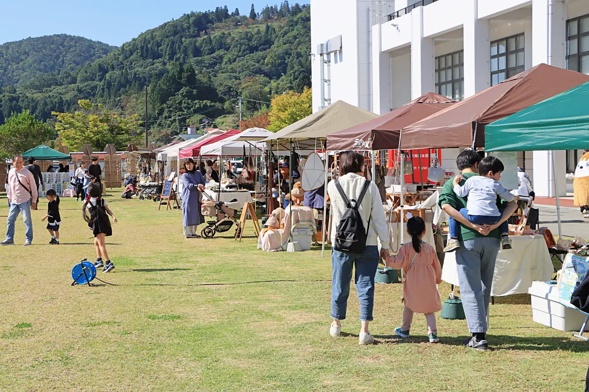 アクセサリーや小物が集うてんと村(1) = 市民公園 2024年10月13日