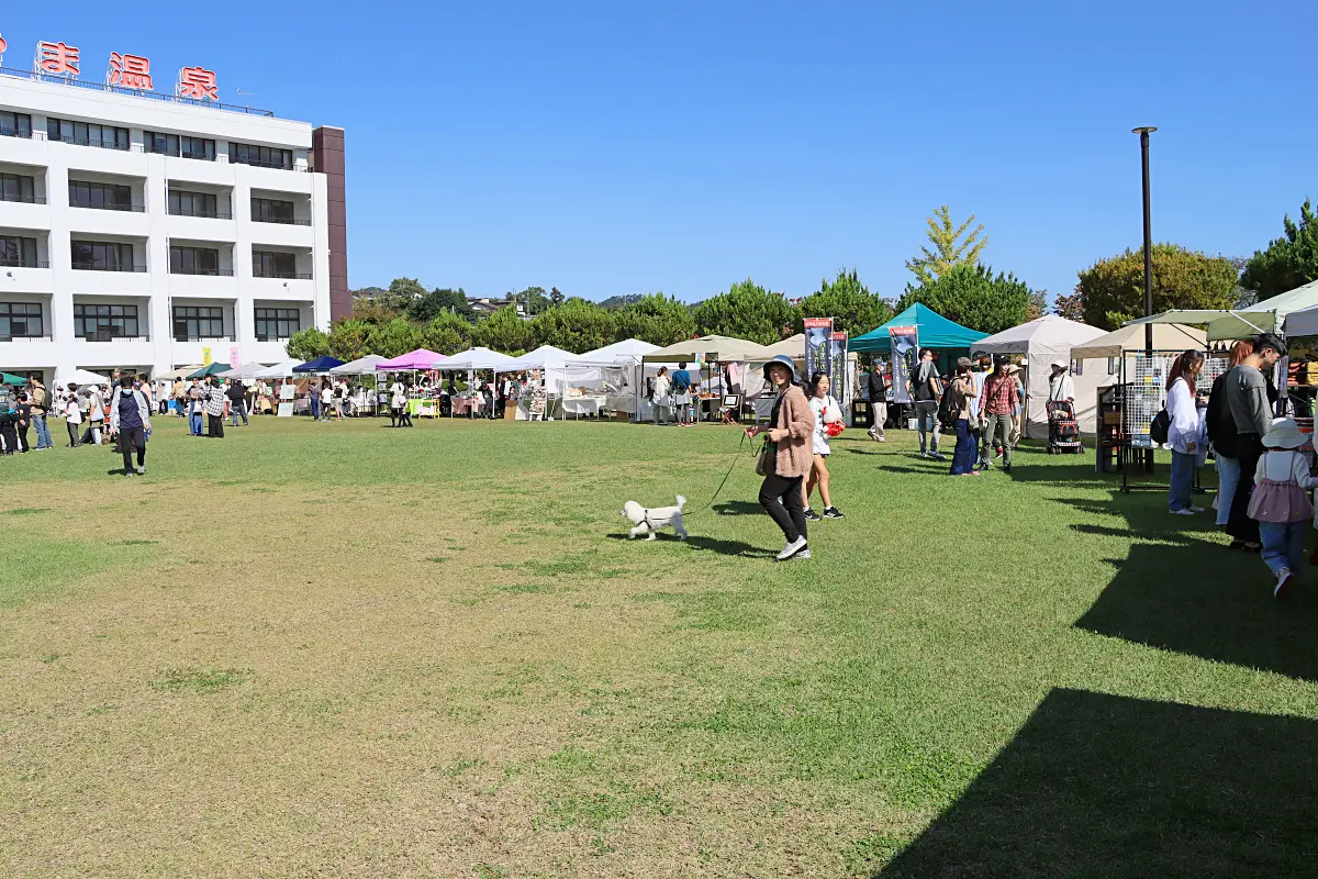 アクセサリーや小物が集うてんと村(2) = 市民公園 2024年10月13日