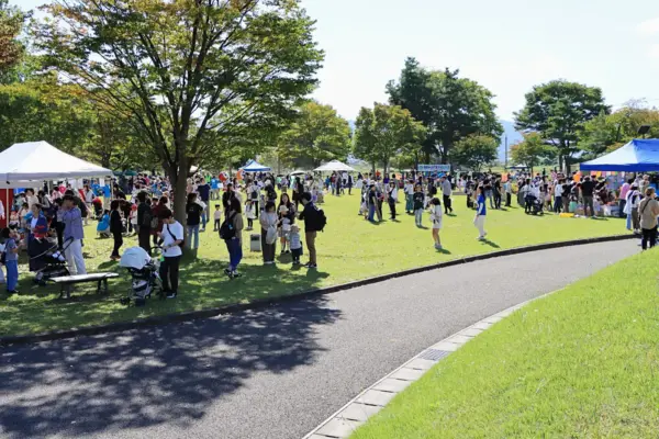 今年もやってきた！ 市民公園で「けやきの森のおまつり」約90店舗が集まる大規模イベントに