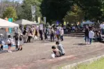 イベントならではのグルメを楽しむ人 = 市民公園 2024年10月13日