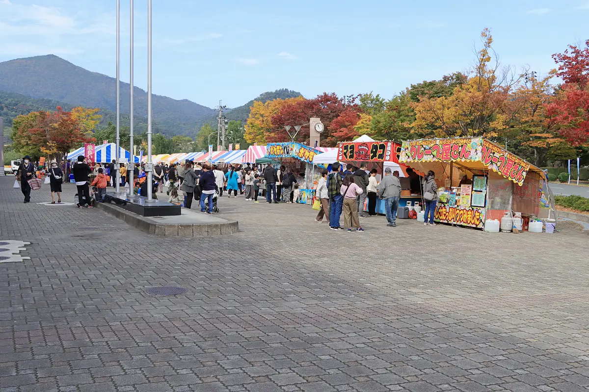 地元の特産品のほか、お祭りならではの出店もあった = 2024年10月26日 三友エンジニア体育文化センター正面駐車場