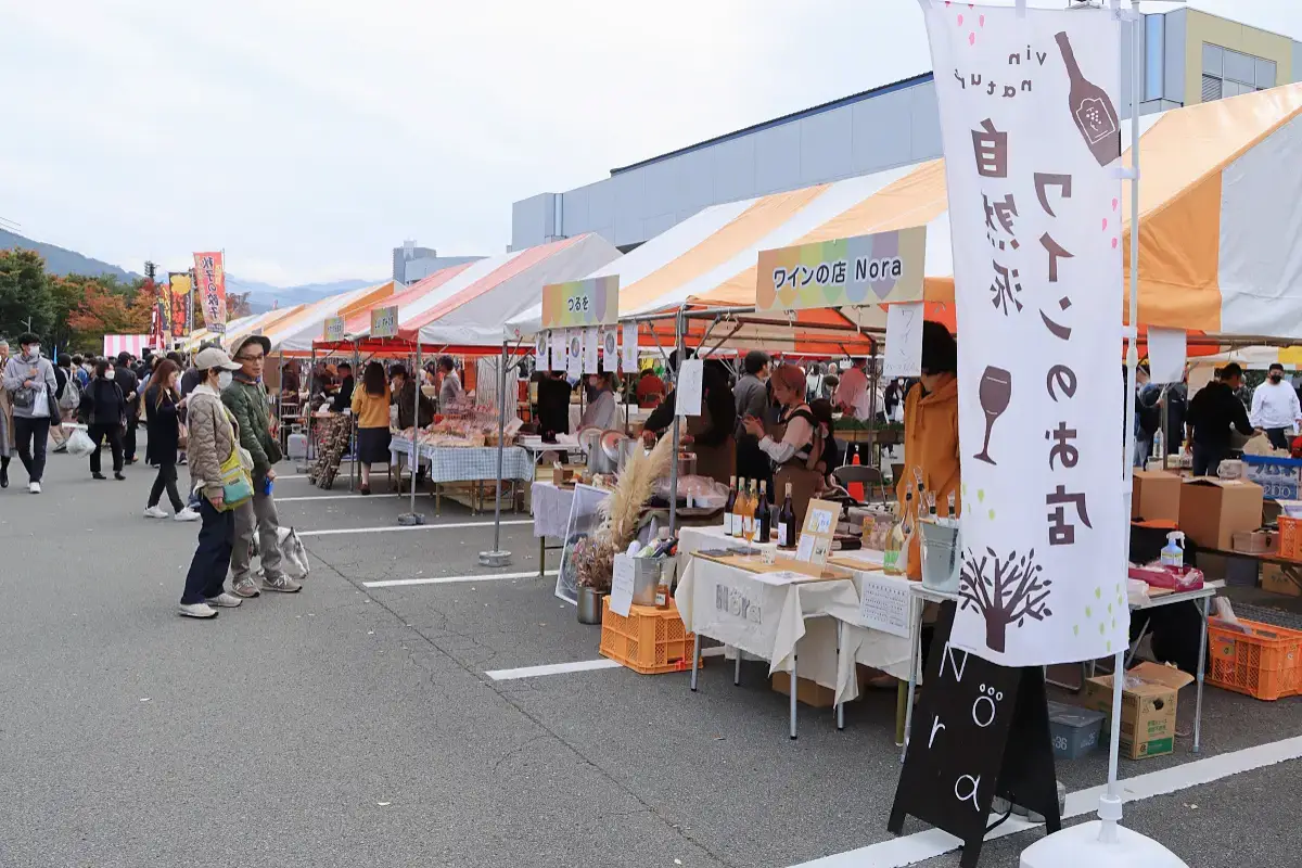 会場の様子 = 2024年10月26日 三友エンジニア体育文化センター正面駐車場