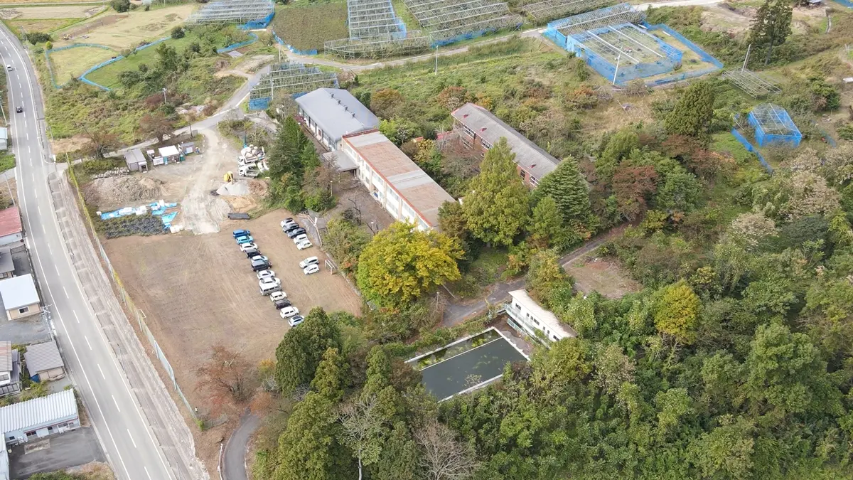 写真中央に新校舎と体育館、中央右側に木造の旧校舎。写真下にプール。 = 2021年10月24日 下生居森上空