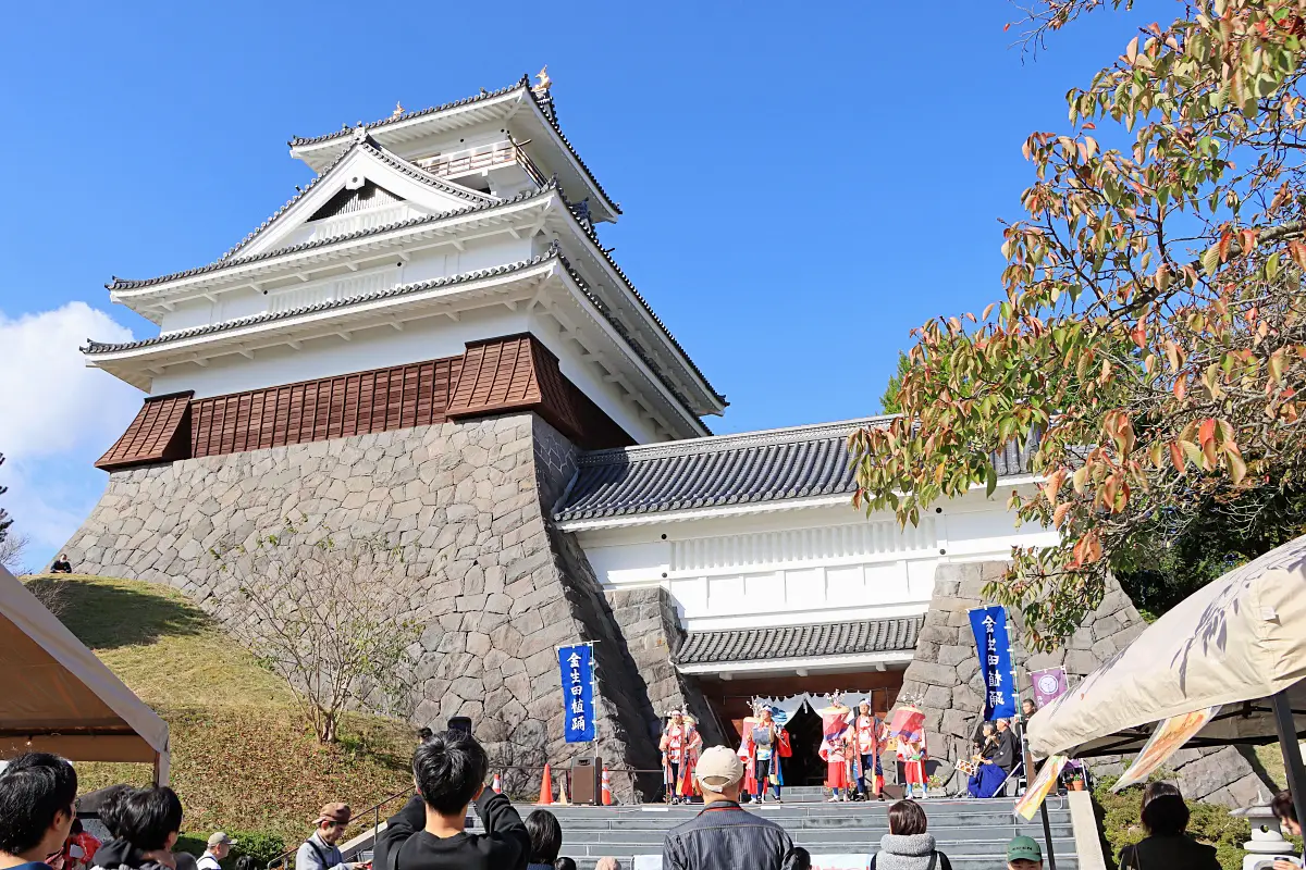 秋晴れの上山城 = 2024年11月3日 上山城前