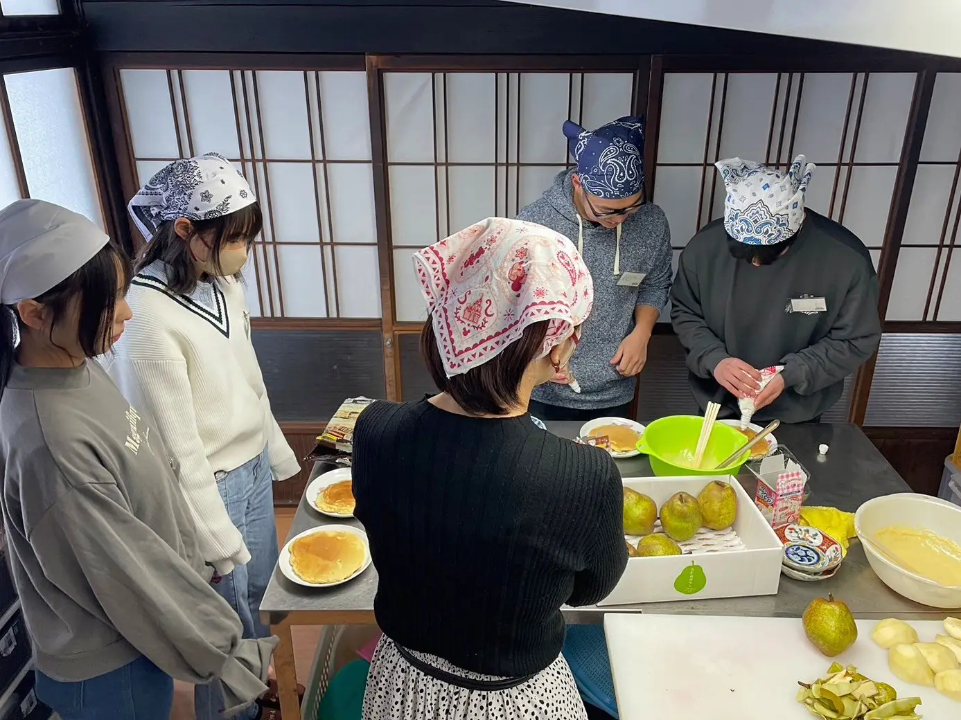 パンケーキにクリームやラ・フランスをトッピングする参加者 = 2024年12月22日 楢下宿「山田屋」