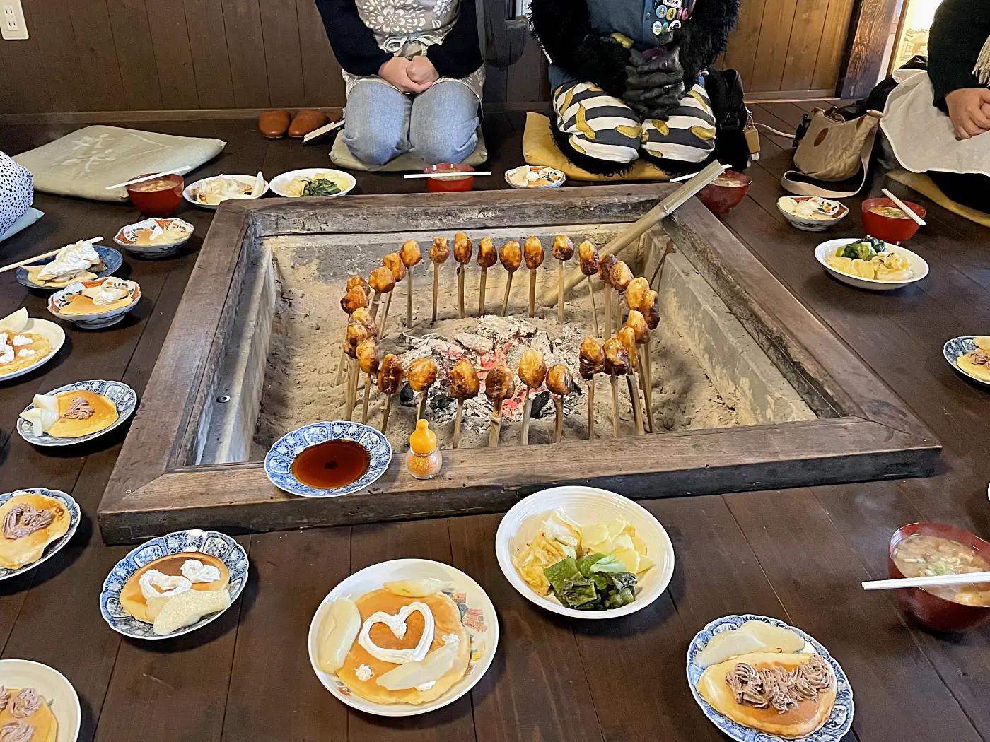 囲炉裏でじっくりと焼かれる納豆あぶり餅 = 2024年12月22日 楢下宿「山田屋」