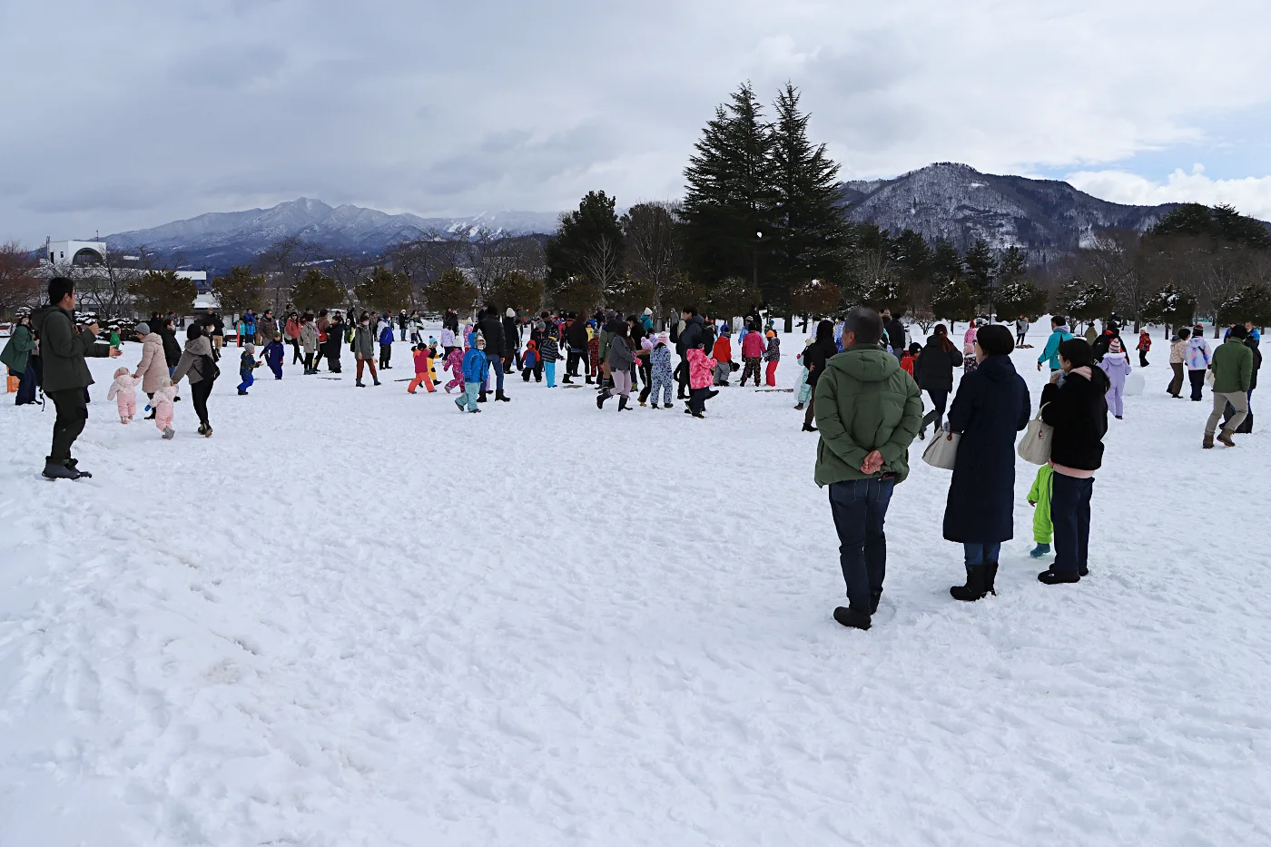 会場に集まる親子 = 2025年2月24日 市民公園