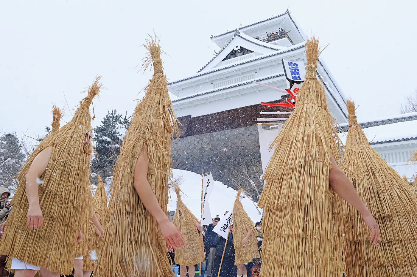 お城と加勢鳥のツーショット = 2025年2月11日 上山城前