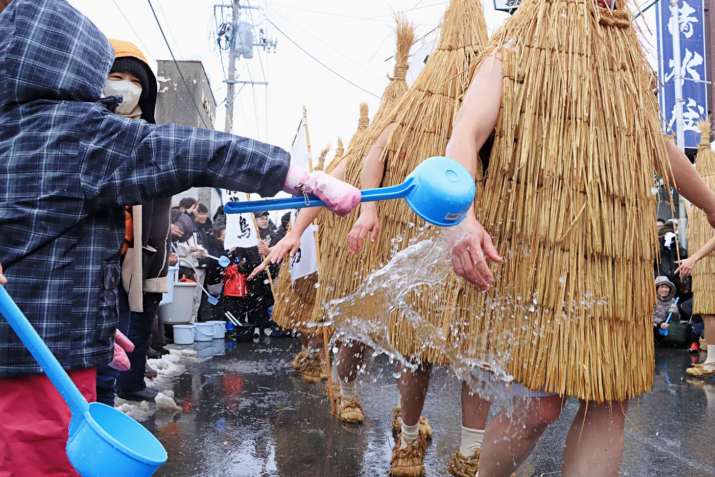 水をかけられる加勢鳥 = 2025年2月11日 十日町