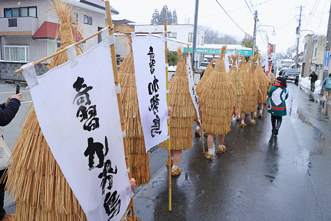 市内を練り歩く加勢鳥 = 2025年2月11日 十日町