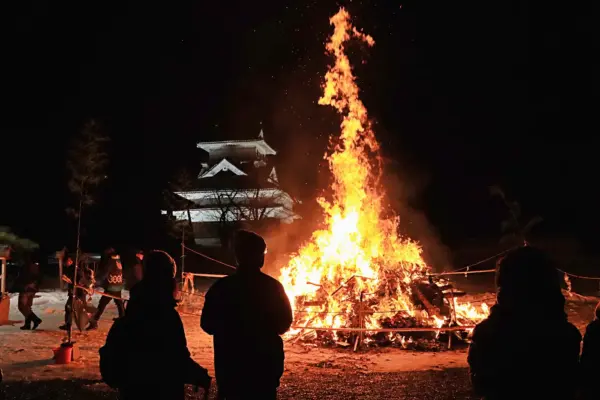 月岡神社で「どんと祭」子供たちが松明を持ち境内まわる 無病息災に感謝し正月飾りなど焚き上げ