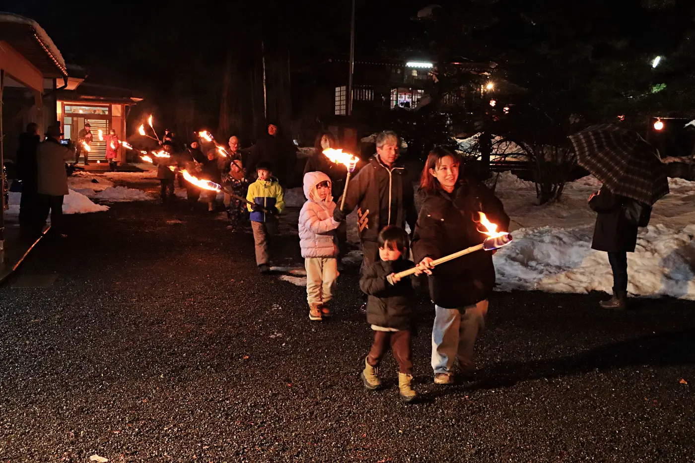 六根清浄を唱えながら境内をまわる様子(2) = 2025年1月14日 月岡神社