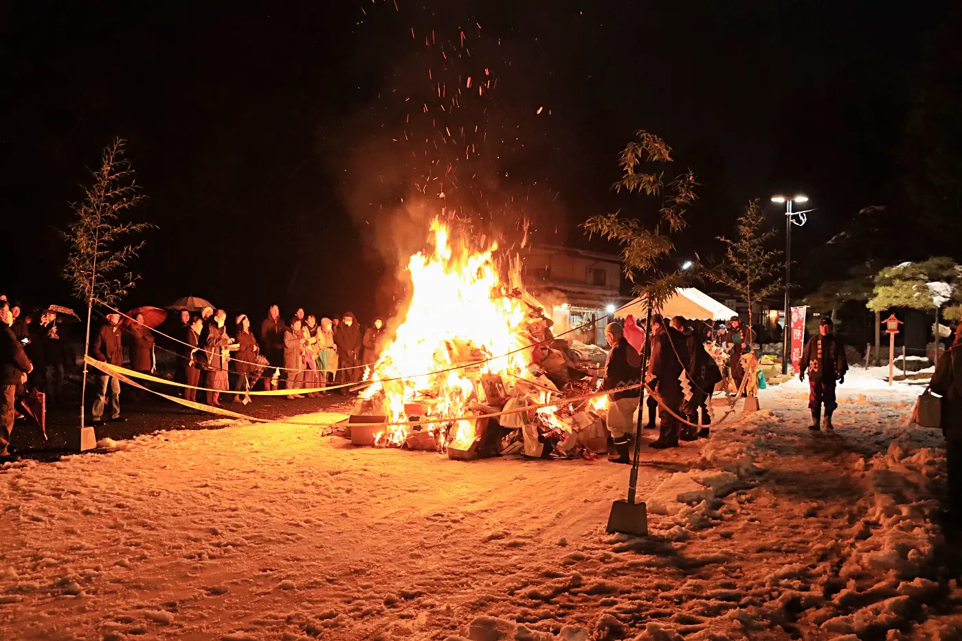 焚き上げを見守る人 = 2025年1月14日 月岡神社