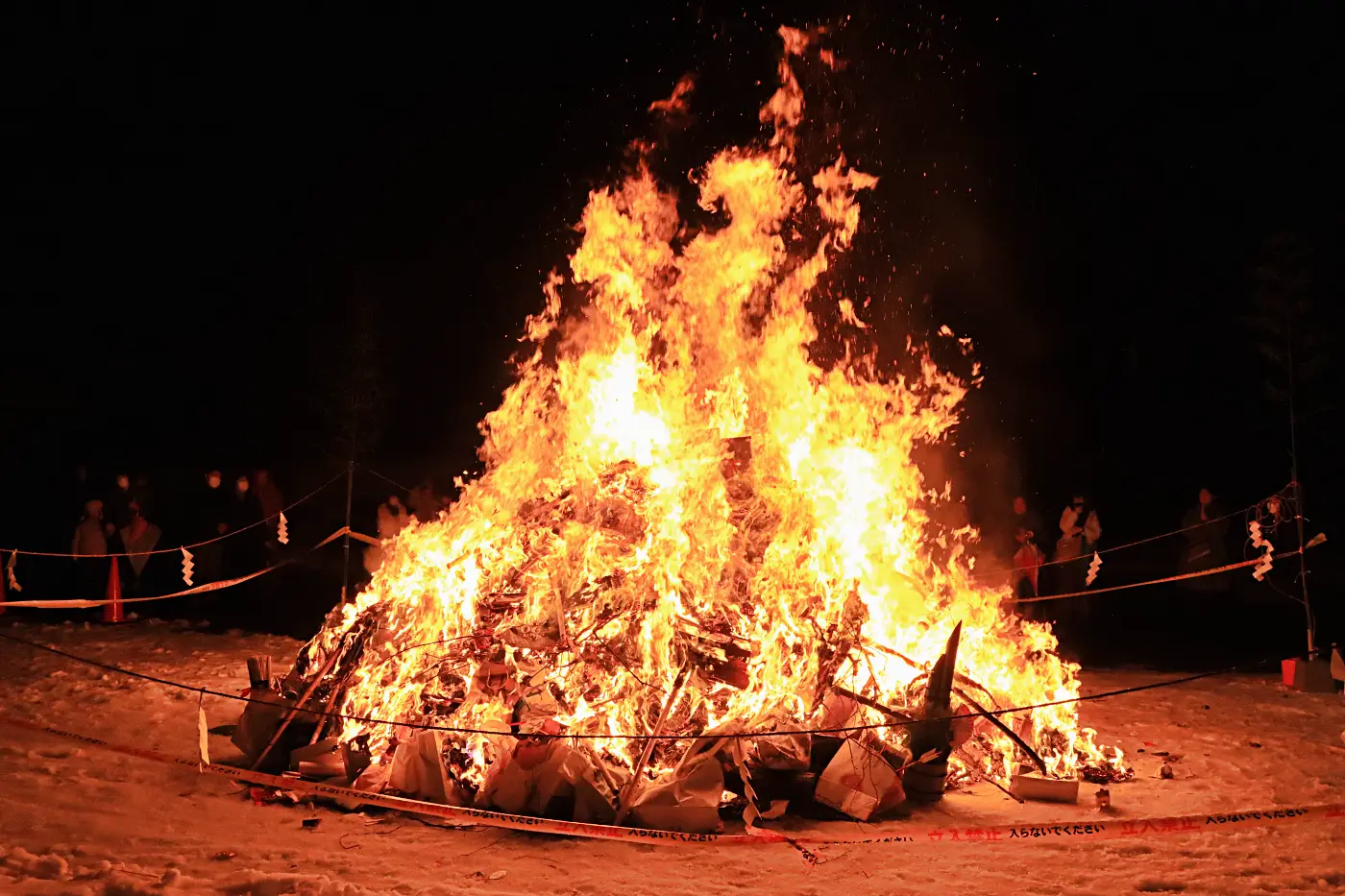 焚き上げられる正月飾りや古神札 = 2025年1月14日 月岡神社